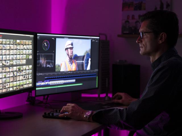 Notre studio de montage vidéo nous permet d'assurer toute la post production (montage, étalonnage et mixage audio).