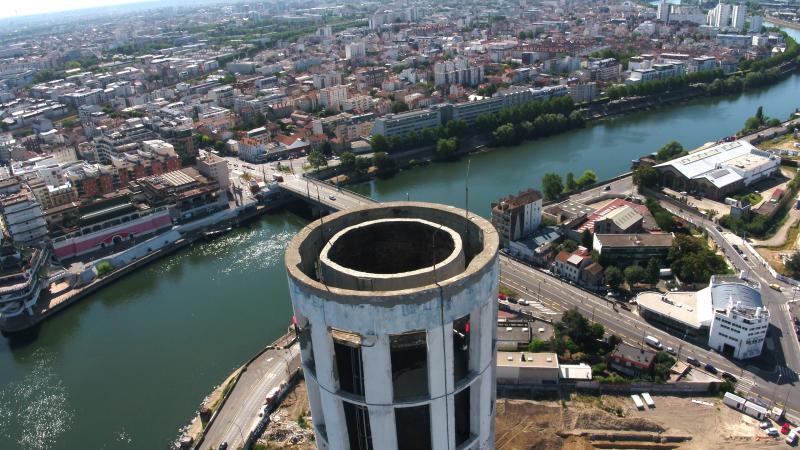 Inspection par drone d'une cheminée en région parisienne.