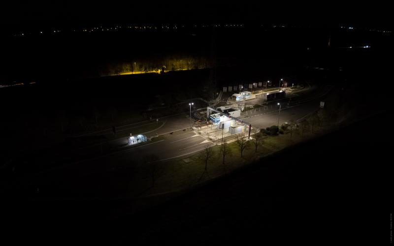 Inspection visuelle par drone de nuit.